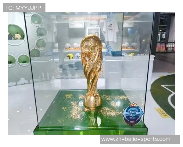 泰州首届苏超夺冠后迅速建设冠军奖杯打卡点吸引众多球迷前来留影